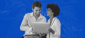 Um homem e uma mulher sorrindo e segurando um notebook e conferindo o Data Quality com Operations Hub