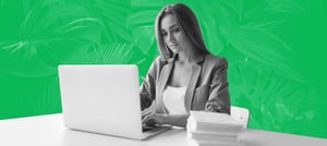 Mulher digitando no computador, explorando o marketing ABM no HubSpot