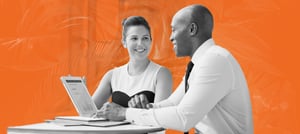  Um homem está fornecendo consultoria HubSpot para uma mulher enquanto trabalham juntos em um computador.