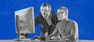 Dois especialistas sentados realizando processo de governança de dados no CRM HubSpot.