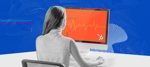 Mulher em frente a um computador para analisar o check up HubSpot com a Tropical Hub