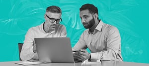 Dois homens conversando estratégia de marketing de conteúdo HubSpot em frente a um notebook