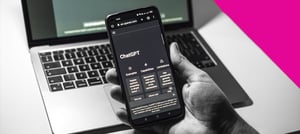 Mão segurando um celular que ilustra o chatGPT, um modelo de linguagem fundamentado em inteligência artificial