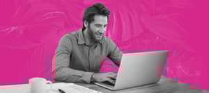 Homem explorando recursos de um CRM gratuito - Tropical Hub