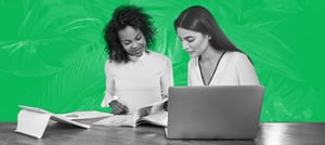 Mulheres explorando o lead scoring com HubSpot - Tropical Hub