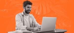 Homem na produção de conteúdo com HubSpot na Tropical Hub