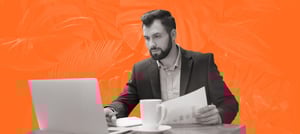 Homem criando estratégias para a equipe vender mais com Sales Hub - Tropical Hub