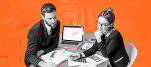 Pessoas analisando como gerar leads qualificados - Tropical Hub