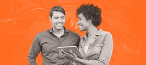 Mulher explicando a diferença entre marketing de conteúdo e inbound marketing - Tropical Hub