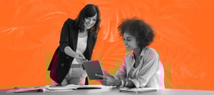 Mulheres conversando sobre estratégias de marketing - Tropical Hub