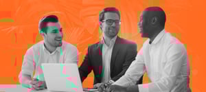 Pessoas explorando ferramentas na plataforma HubSpot