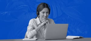 Mulher acompanhando um treinamento HubSpot da Tropical Hub