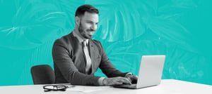 Homem analisando como converter visitantes em leads qualificados - Tropical Hub