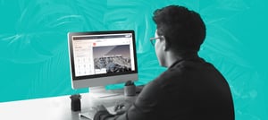 Homem explorando design de sites com CMS HubSpot - Tropical Hub