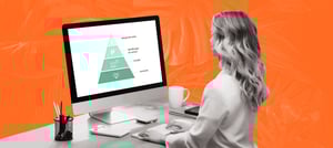 Mulher no computador analisando os principais benefícios da metodologia ABM - Tropical Hub