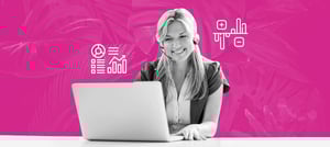 Mulher com notebook avaliando métricas de atendimento ao cliente - Tropical Hub