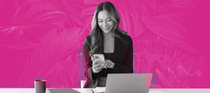 Mulher utilizando redes sociais para melhorar a experiência do cliente - Tropical Hub