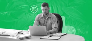 Homem no computador explorando processos de venda - Tropical Hub