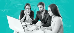 Grupo de profissionais procurando no computador como avaliar website - HubSpot Tropical Hub