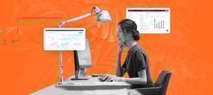 Profissional analisando como migrar ferramentas de marketing e vendas para HubSpot