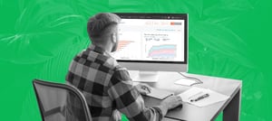 Profissional analisando estratégias de geração de leads com HubSpot e Tropical Hub