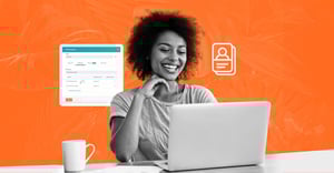 Profissional de marketing de conteúdo usando computador com o recurso de buyer persona da HubSpot. Tropical Hub