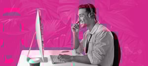 Profissional de atendimento ao cliente consultando o HubSpot para realizar uma revolução no atendimento ao cliente - Tropical Hub