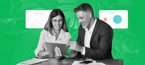 Profissionais consultando o CRM HubSpot para implementação do conceito smarketing