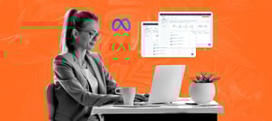 Profissional utilizando computador com interface HubSpot integrada à Meta Ads em fundo laranja, simbolizando gestão de anúncios e integração de dados.