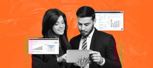 Dois profissionais analisando gráficos e dados em um tablet, representando como a estratégia de marketing digital é essencial para o crescimento empresarial.