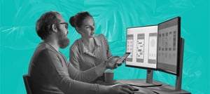 Homem segurando um celular conversando com uma mulher, em frente a um computador, enquanto avaliam a acessibilidade digital de sites - Tropical Hub