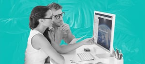 Homem e mulher usando óculos, em frente a um computador estudando a melhor estratégia para reformulação de site - Tropical Hub