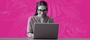 Mulher em frente a um notebook realizando um atendimento personalizado - Tropical Hub