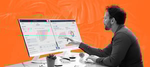 Homem de camisa avaliando dados em um computador e utilizando data driven para elaborar estratégias - Tropical Hub 