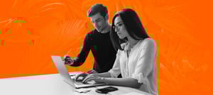 Homem e mulher usando um notebook para acessar ferramentas de produtividade - Tropical Hub