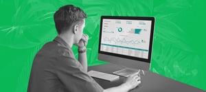 Homem sentado em frente ao computador conferindo indicadores de vendas da HubSpot - Tropical Hub