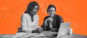 Duas mulheres em frente a um notebook conferindo como utilizar unidades de negócio - Tropical Hub