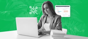 Profissional avaliando as estatísticas sobre ABM com HubSpot - Tropical Hub