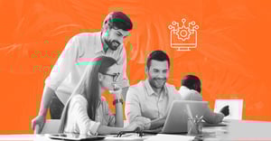 Profissionais analisando a integração de software no computador. HubSpot - Tropical Hub