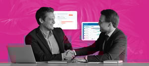 Profissionais de atendimento ao cliente em conversa sobre Customer Centricity. Painéis ao fundo da plataforma Service hub da Hubspot - Tropical Hub