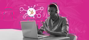 Profissional de atendimento ao cliente analisando as vantagens da integração de softwares de atendimento como o HubSpot - Tropical Hub