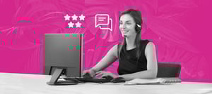 Imagem de uma mulher sentada em frente a um computador sorrindo, enquanto aplica estratégias para melhorar a experiência do cliente B2B - Tropical Hub