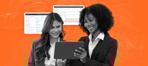 Profissionais conferindo as tendências de marketing no relatório de tendências da HubSpot - Tropical Hub