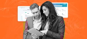 Profissionais conferindo os tipos de integração HubSpot - Tropical Hub