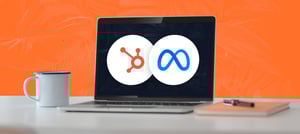 Computador mostrando os ícones da HubSpot e Meta, representando a API de Integração para conectar plataformas de marketing e vendas. Tropical Hub - HubSpot.