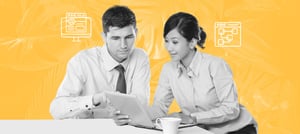 Profissionais analisando interface digital para realizar uma avaliação heurística e otimizar a experiência do usuário. Tropical Hub - HubSpot