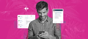 Homem sorrindo interagindo com chatbots no celular, representando o uso de chatbots para estratégias de marketing conversacional. Tropical Hub - HubSpot