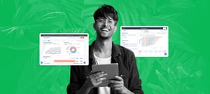 Profissional utilizando dados de engajamento em vendas para otimizar estratégias de relacionamento com clientes. Tropical Hub - HubSpot