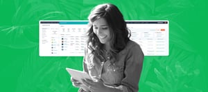  Mulher sorrindo enquanto usa um tablet, com telas ao fundo ilustrando como a Inteligência Artificial para Vendas ajuda na gestão de contas e atividades. Tropical Hub - HubSpot.