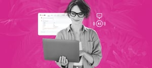 Profissional analisando recursos de assistentes virtuais como chatbots HubSpot - Tropical Hub